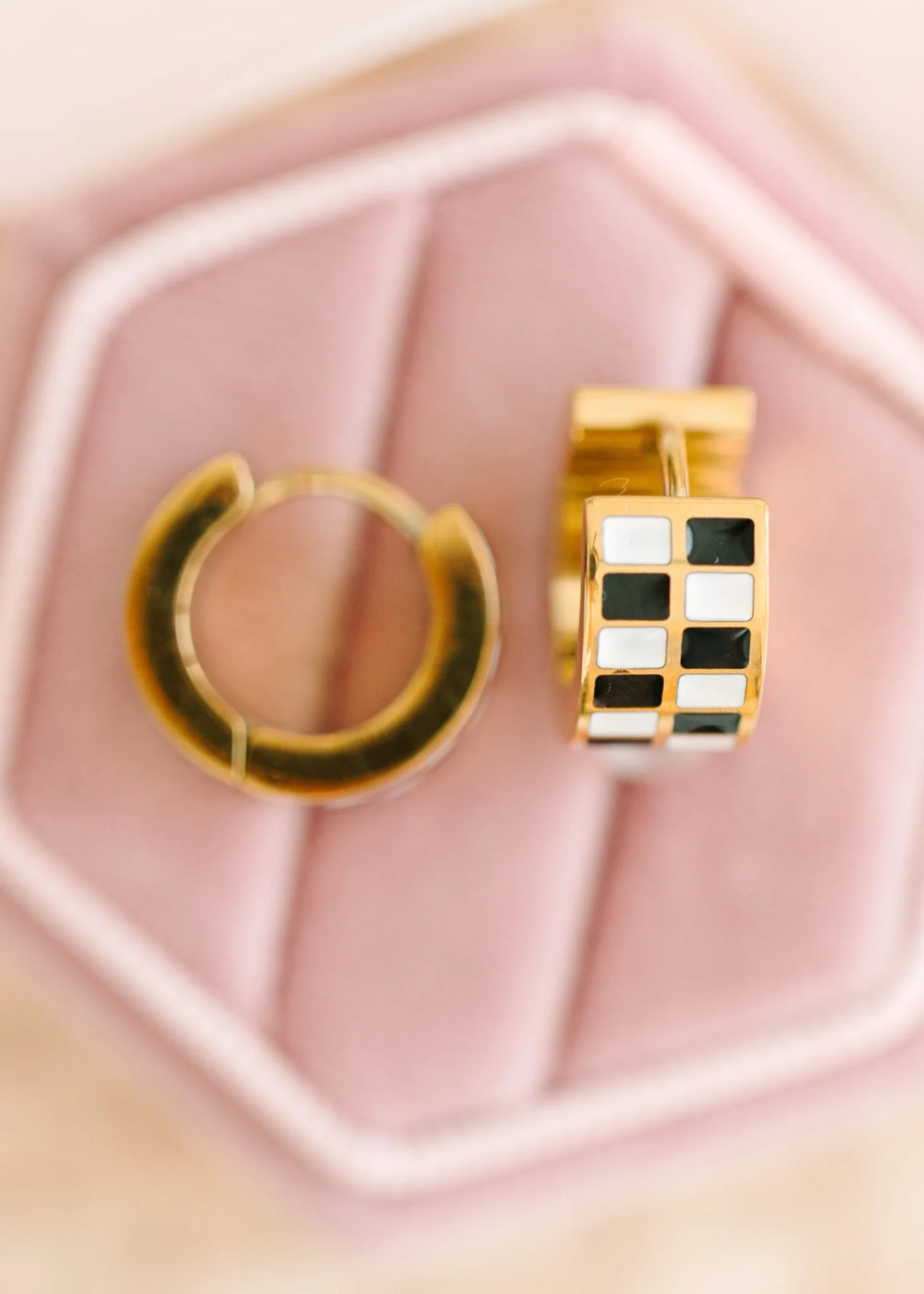Chunky Checkered Huggies